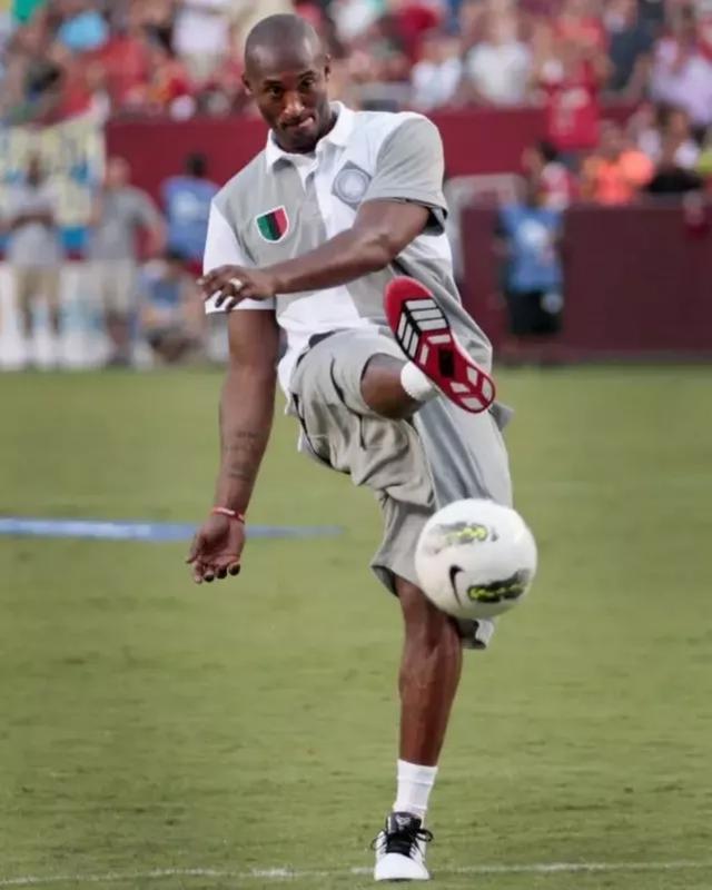 西甲裁判罚下昔日名哨，后者曾执法当年的米兰利物浦欧冠决赛（西甲主裁罚下昔日名哨，后者曾吹罚米兰对利物浦的欧冠决赛）