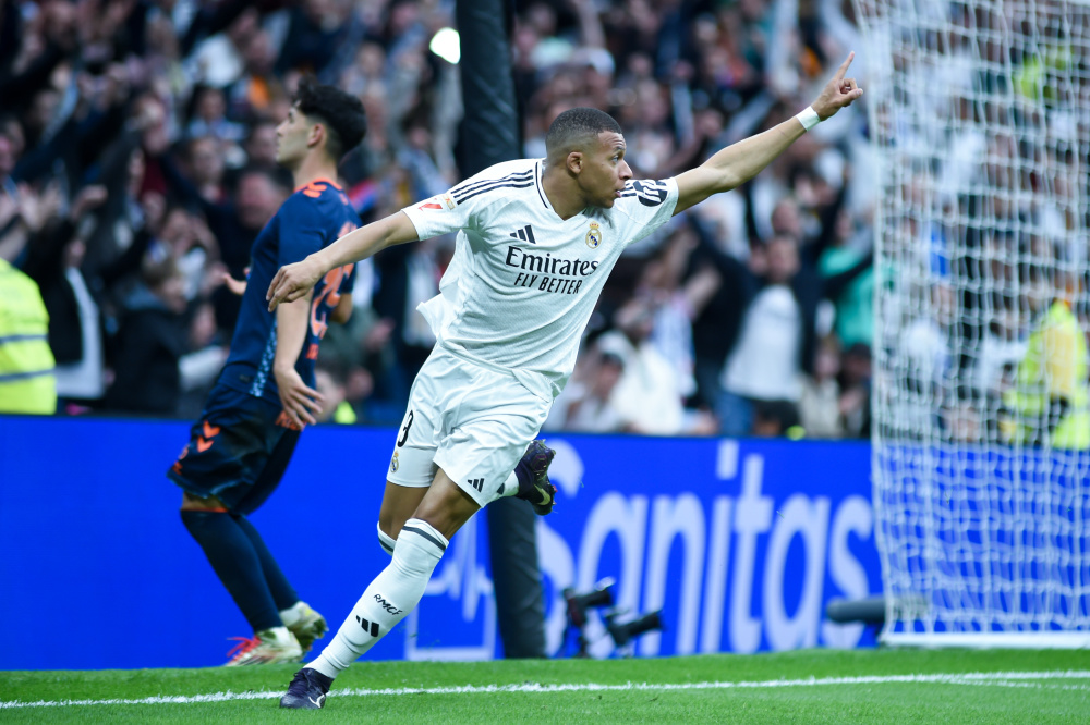 76人以123-114战胜雄鹿，马克西砍54分，助球队逆转三连败，稳居东部第六。