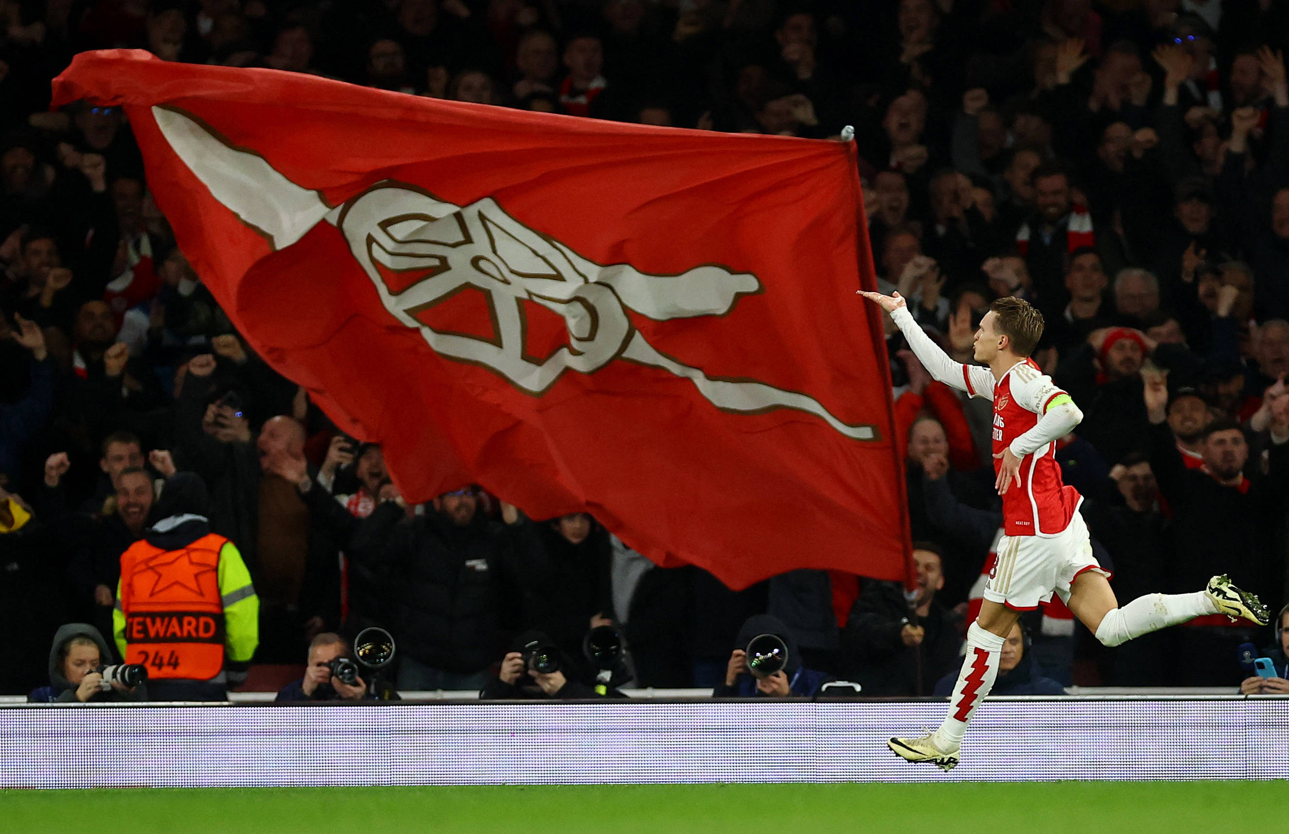 佩雷茨将与未婚妻在周二结婚，周三举办1000人参加的庆祝活动（佩雷茨周二与未婚妻完婚，周三举行千人庆典）