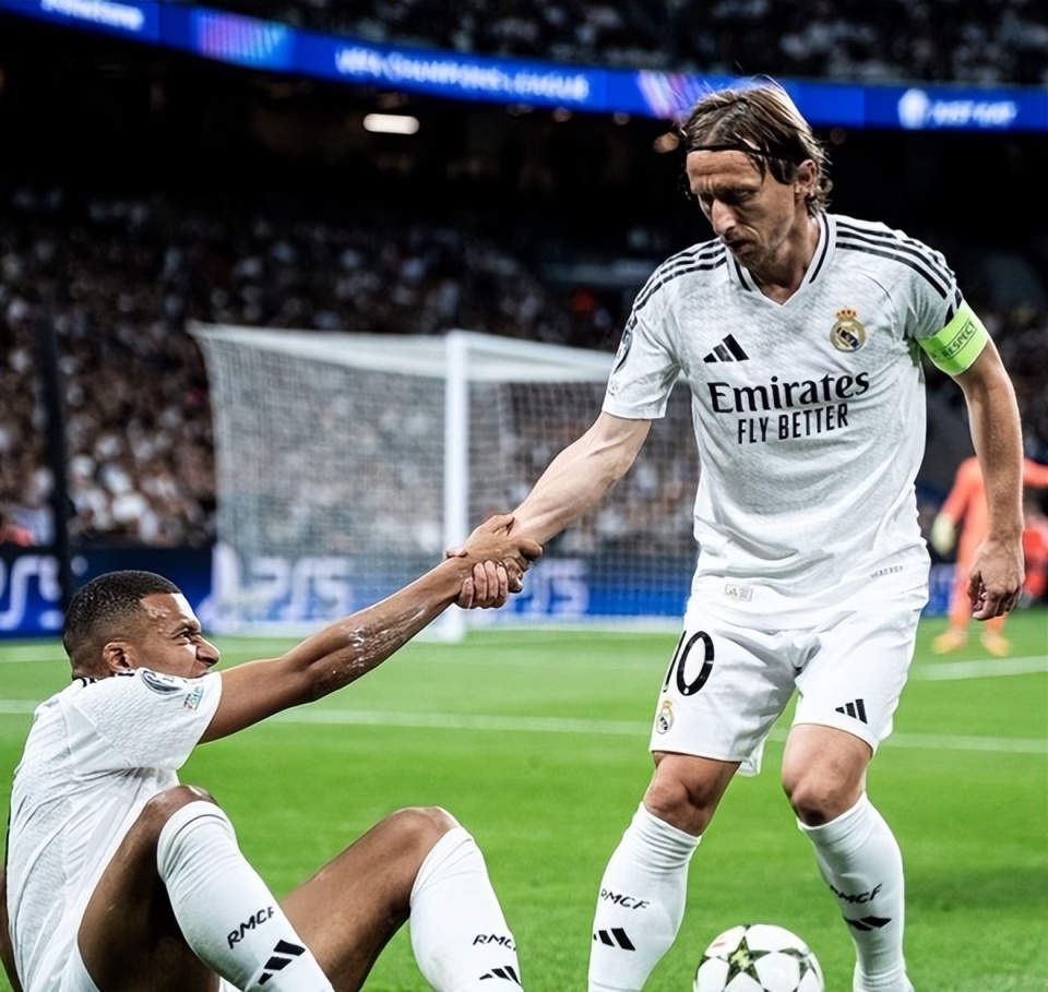 巴萨的丢球方式总是千篇一律…前锋速度也不用特别快，克纳夫这次只有32km／h（巴萨丢球千篇一律：前锋无需很快，克纳夫此役仅32km／h）