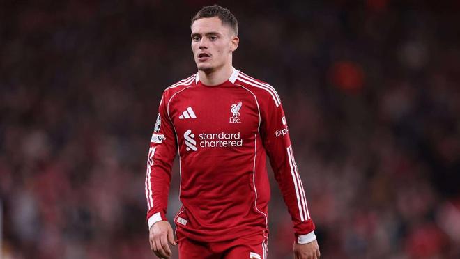 重拳打到对手没有还手之力，裁判无奈结束比赛干净版（重拳压制对手无力还击，裁判果断终止比赛(干净版)）