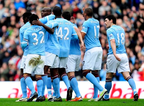 U22国足力克韩国U22，球迷在球员谢场时高喊“雄起”（U22国足击败韩国U22，谢场之际球迷齐声高呼“雄起”）