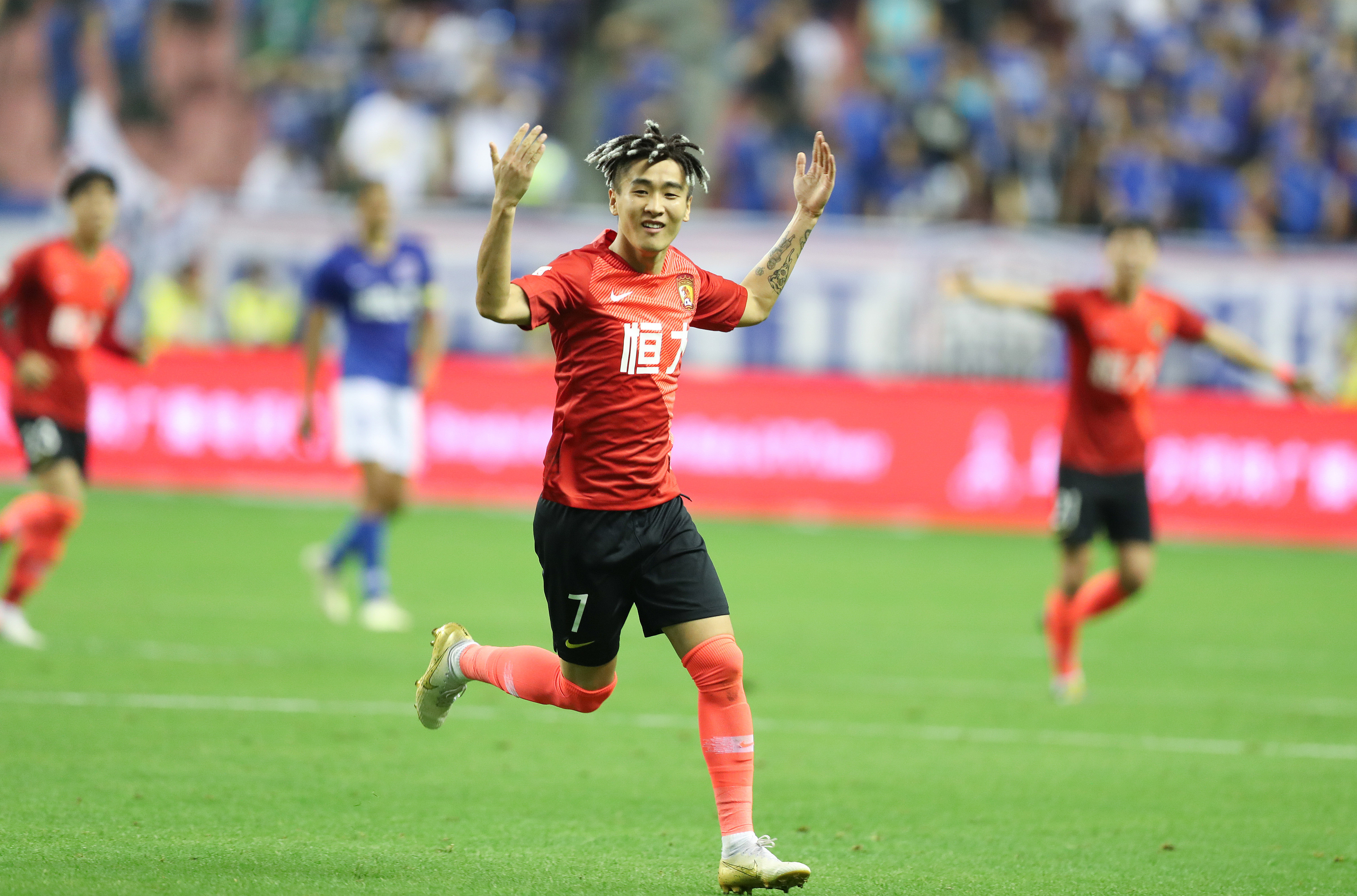 马兹拉维：右中卫和右翼卫都适合我，我能做到兼顾进攻和防守（马兹拉维：右中卫与右翼卫皆可胜任，攻防兼备）