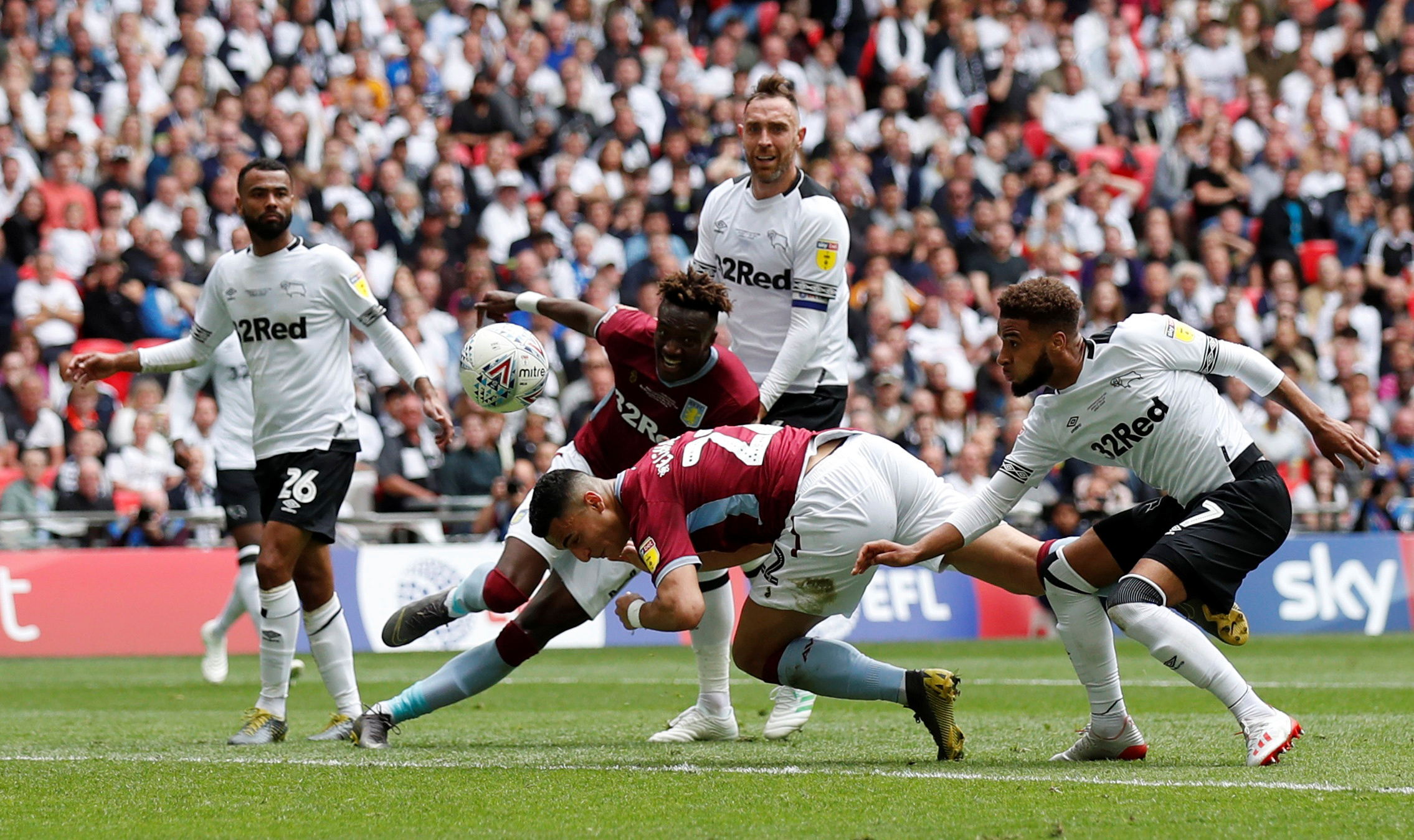 克罗地亚媒体：拜仁球探现场考察哈伊杜克19岁后卫霍达克（克媒曝：拜仁球探到场考察哈伊杜克19岁后卫霍达克）