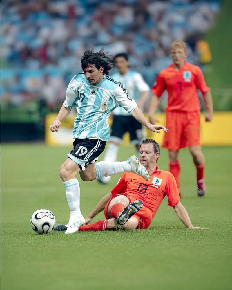 半场战报：罗马1-0乌迪内斯，洛伦佐-佩莱格里尼点射破门（半场速报：罗马1-0乌迪内斯，洛伦佐-佩莱格里尼点球建功）