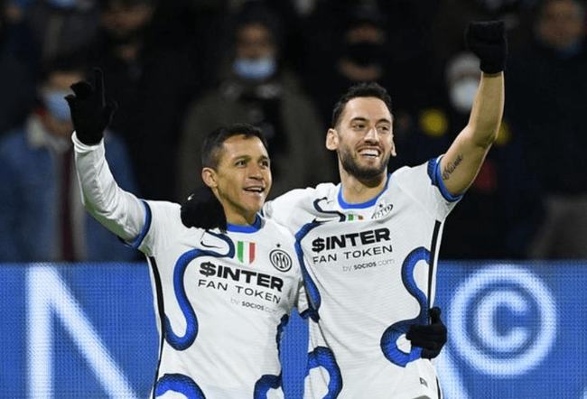 网友在梅西夜访诺坎普时偶遇他，梅西还向镜头打了招呼（夜访诺坎普的梅西被网友偶遇，并向镜头致意）